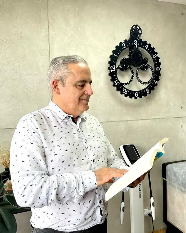 Img-Dr_Adolfo_Uribe-Contacto-3